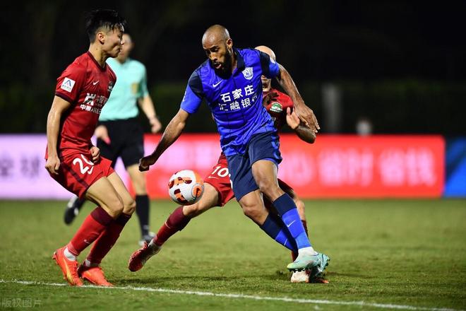  英超加时末段走向成谜；武汉三镇完成体检；底气十足；控场能力受关注